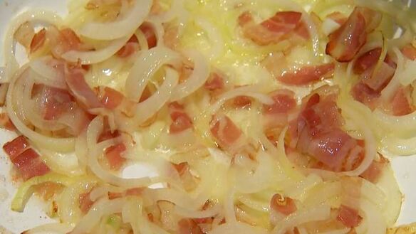 ШАГ 5. маффины с карамелизированным луком, беконом и зеленым горошком