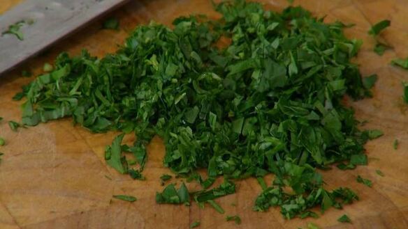 ШАГ 6. маффины с карамелизированным луком, беконом и зеленым горошком