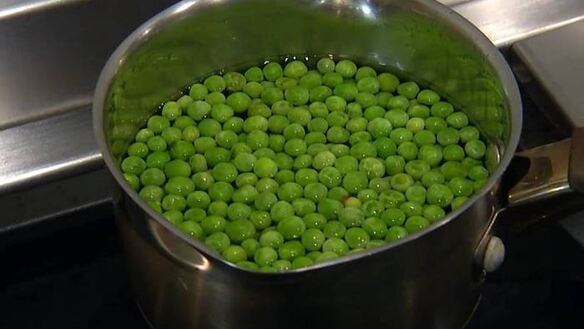 ШАГ 7. маффины с карамелизированным луком, беконом и зеленым горошком