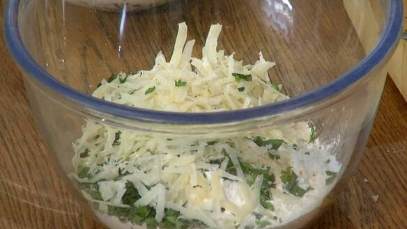 ШАГ 9. маффины с карамелизированным луком, беконом и зеленым горошком