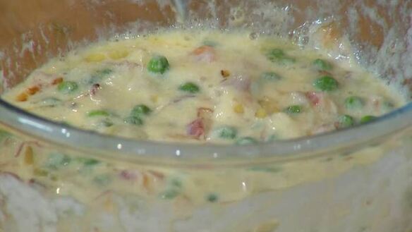 ШАГ 10. маффины с карамелизированным луком, беконом и зеленым горошком