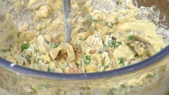 ШАГ 11. маффины с карамелизированным луком, беконом и зеленым горошком