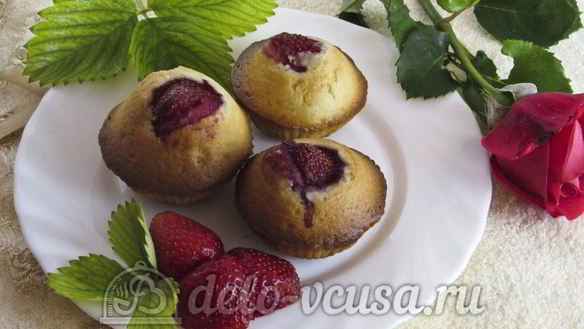 ШАГ 12. маффины с клубникой
