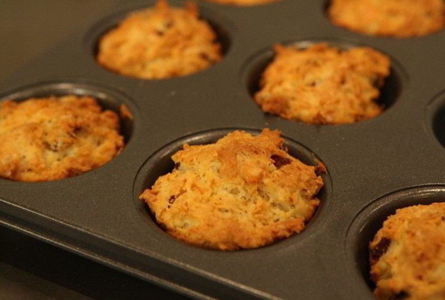 Маффины с копчеными колбасками и сыром