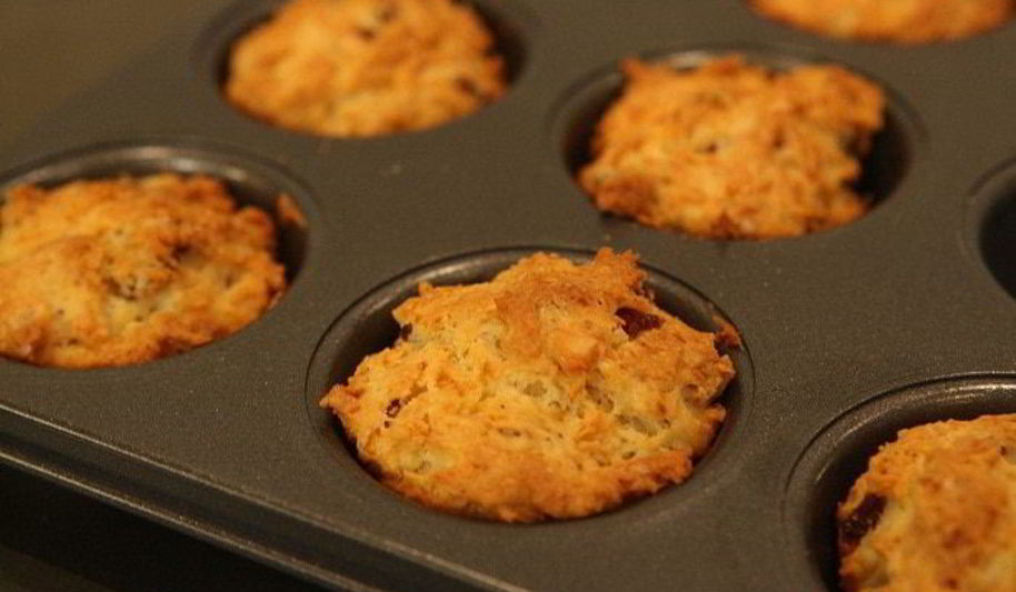 Рецепт маффины с копчеными колбасками и сыром