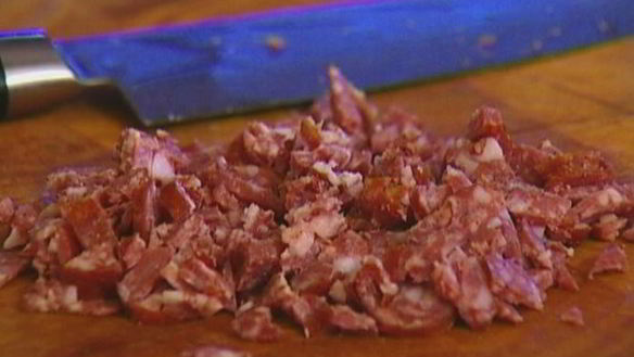 ШАГ 3. маффины с копчеными колбасками и сыром