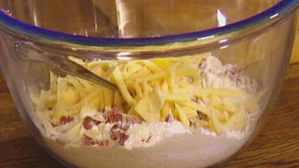 ШАГ 5. маффины с копчеными колбасками и сыром