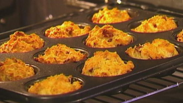 ШАГ 8. маффины с копчеными колбасками и сыром