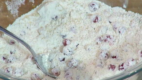 ШАГ 3. маффины с красной смородиной