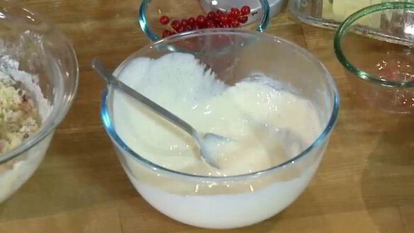 ШАГ 6. маффины с красной смородиной