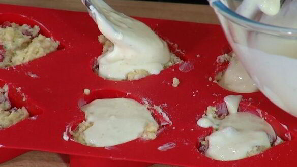 ШАГ 7. маффины с красной смородиной