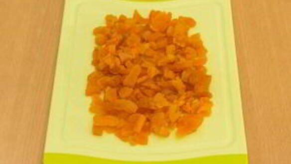 ШАГ 2. маффины с курагой, фундуком и морковью