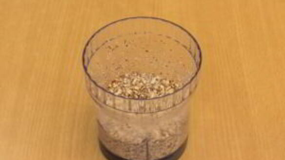 ШАГ 3. маффины с курагой, фундуком и морковью