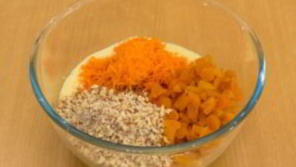 ШАГ 6. маффины с курагой, фундуком и морковью