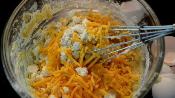 ШАГ 4. маффины с тремя видами сыра