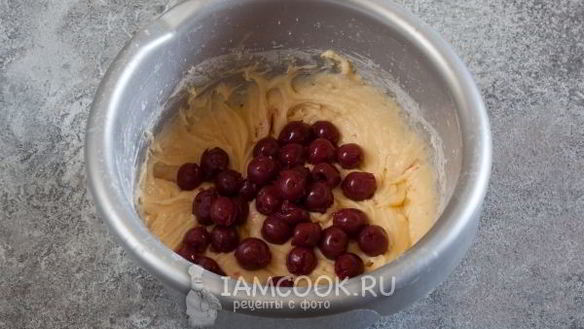 ШАГ 8. маффины с вишней