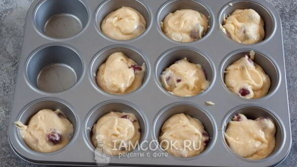 ШАГ 9. маффины с вишней