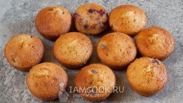 ШАГ 10. маффины с вишней
