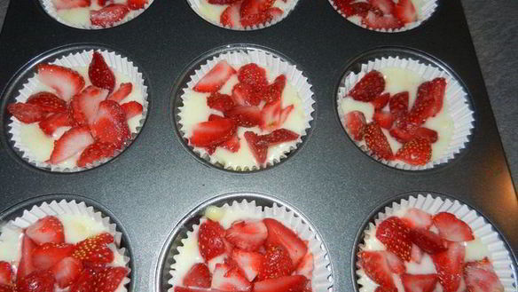 ШАГ 2. маффины с ягодами и орехами