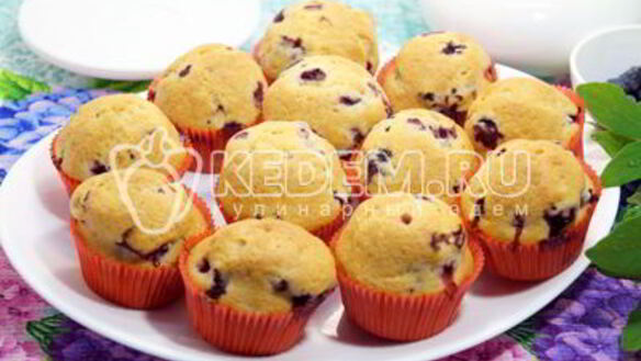 ШАГ 12. маффины с ягодой