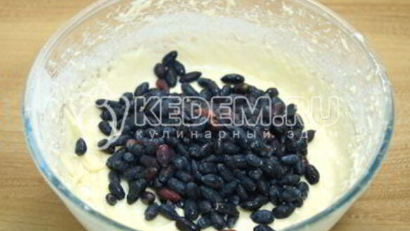 ШАГ 8. маффины с ягодой