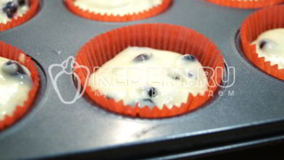 ШАГ 10. маффины с ягодой