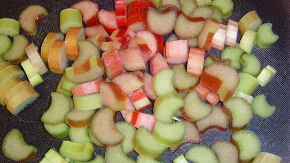 ШАГ 3. маффины со штрейзелем и ревенем