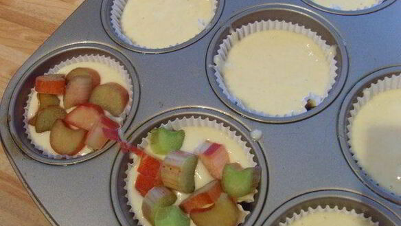 ШАГ 9. маффины со штрейзелем и ревенем