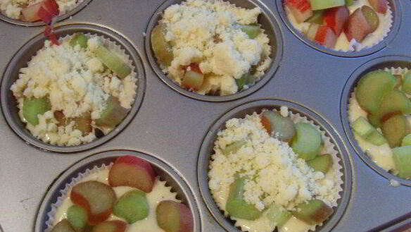 ШАГ 10. маффины со штрейзелем и ревенем