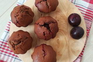 Маффины со свежей сливой