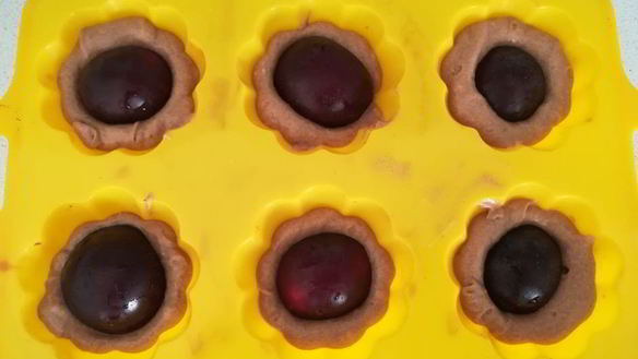 ШАГ 4. маффины со свежей сливой