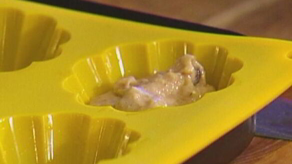 ШАГ 8. медовые маффины с финиками и бананами