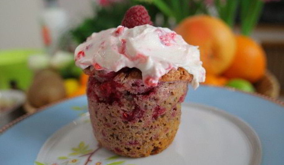 Рецепт миндальные маффины с малиновым кремом