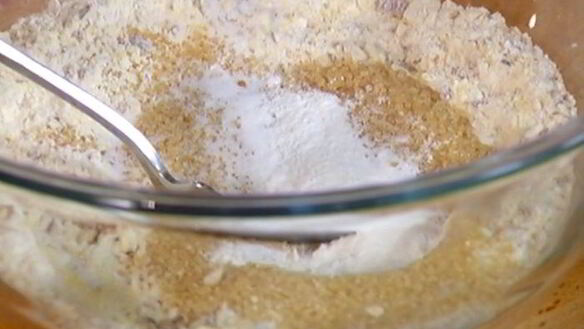 ШАГ 4. миндальные маффины с малиновым кремом