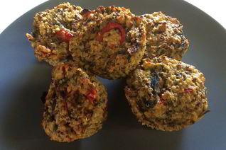 Овощные маффины из киноа с копченым лососем