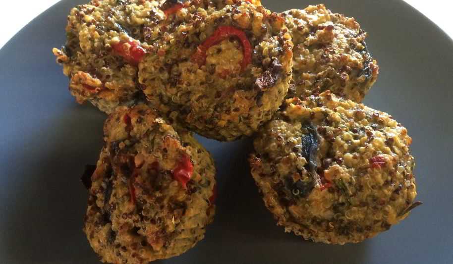 Рецепт овощные маффины из киноа с копченым лососем