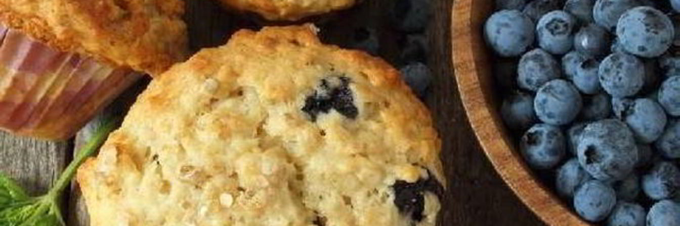 Овсяные маффины с бананом, яблоком и черникой