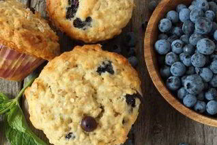 Овсяные маффины с бананом, яблоком и черникой