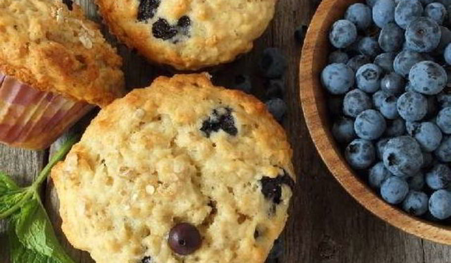 Рецепт овсяные маффины с бананом, яблоком и черникой