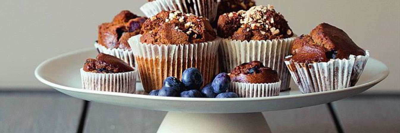 Постные маффины из полбы с бананами и черникой