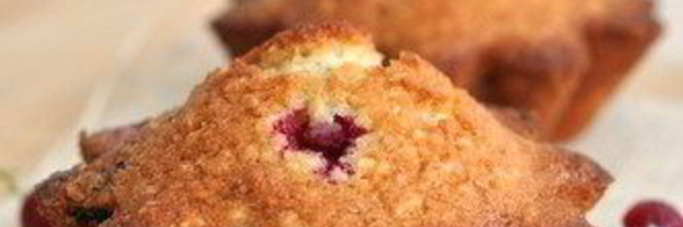 Постные овсяные маффины с красной смородиной