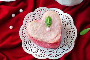 Розовые маффины на белках с начинкой из пудинга