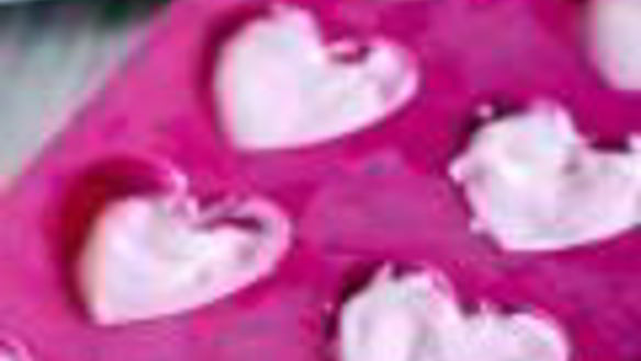 ШАГ 4. розовые маффины на белках с начинкой из пудинга