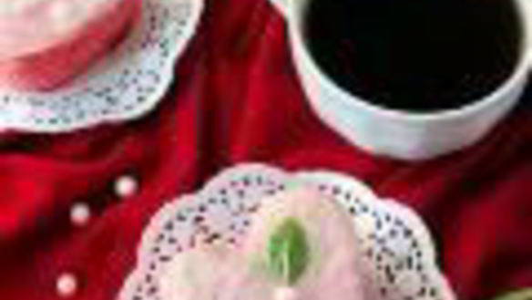 ШАГ 5. розовые маффины на белках с начинкой из пудинга