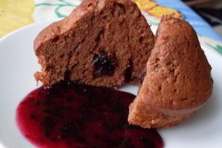 Шоколадные маффины с конфитюром из смородины