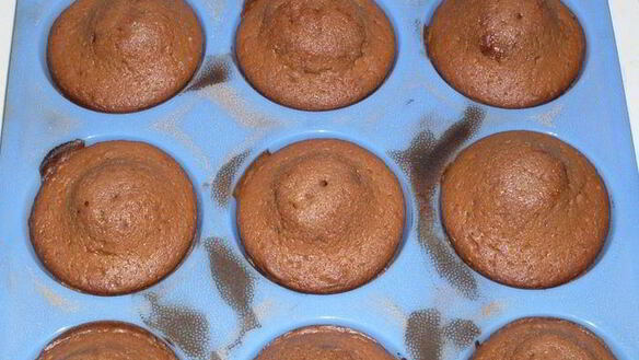 ШАГ 2. шоколадные маффины с конфитюром из смородины