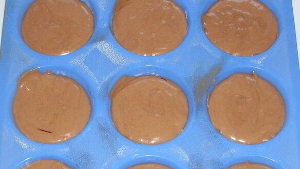 ШАГ 3. шоколадные маффины с конфитюром из смородины