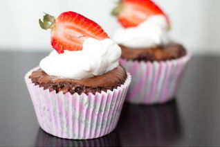 Шоколадные маффины со взбитыми сливками