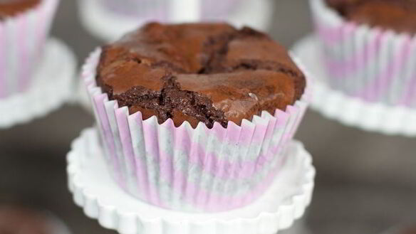 ШАГ 4. шоколадные маффины со взбитыми сливками