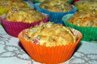 Сырные маффины с копченым мясом и семечками